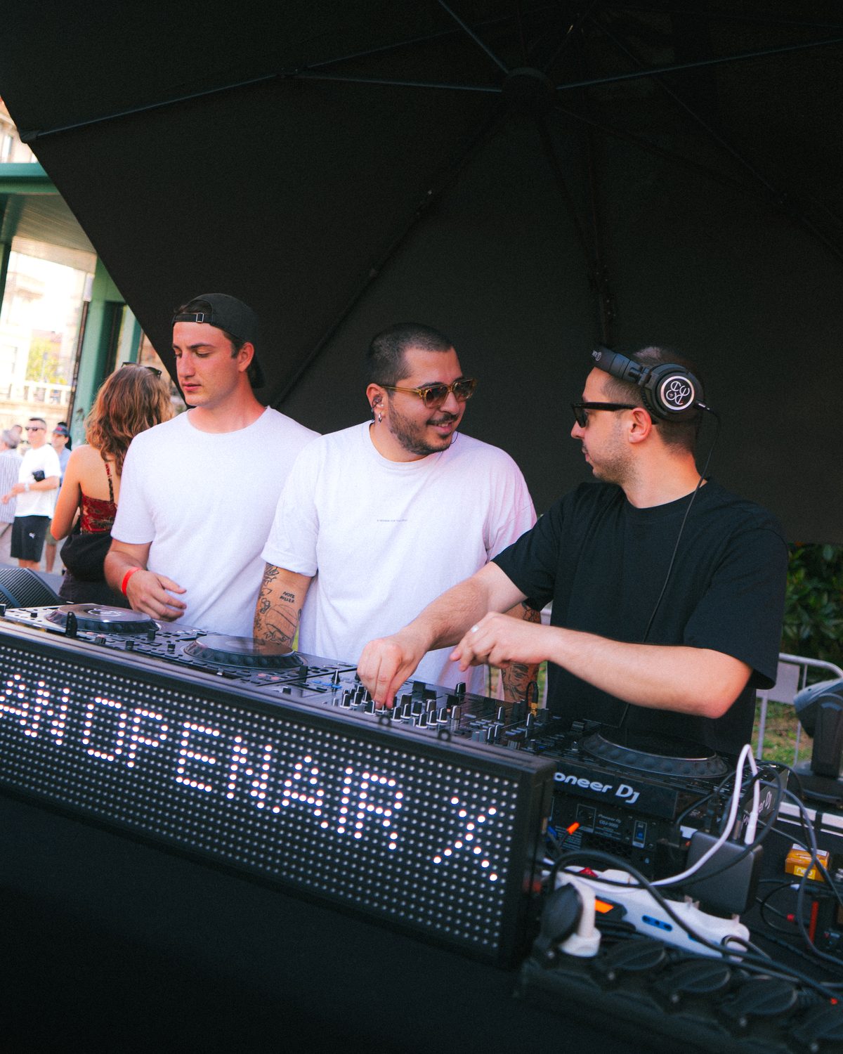I resident KLAM alla consolle a un open air